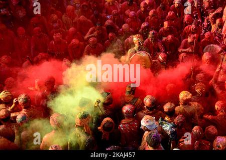 Indische hinduistische Anhänger werfen farbiges Pulver und singen traditionelle Lieder namens 'Dhamar Taal' im Radha Rani Tempel während der Lath mar Holi in Nandgaon, etwa 53 km von Mathura entfernt, am 18,2016. März.am zweiten Tag des Holi Festivals besuchen Männer aus Raha's Dorf Barsana Nandgaon, Lord Krishnas Dorf um holi im Lord Krishna Tempel zu spielen, schlugen dann Tausende von Frauen Männer von Barssana mit Holzstäben als Ritual. (Foto von Ritesh Shukla/NurPhoto) *** Bitte benutzen Sie die Gutschrift aus dem Kreditfeld *** Stockfoto