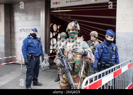 Die Armee und die Polizei überprüfen jeden Menschen, der am 23. März 2016 in Brüssel mit der Metro fahren will. Die Sicherheit wurde durch Explosionen am Flughafen und in einer U-Bahn in Brüssel am 22. März 2016 erhöht. Stockfoto