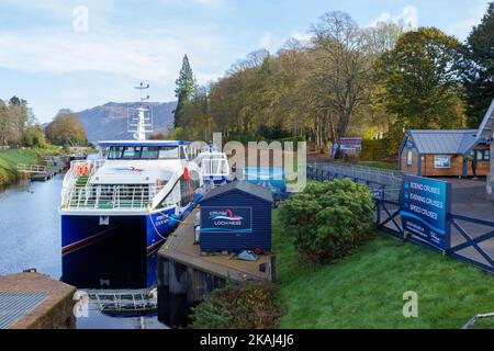 Das Spirit of Loch Ness Cruise Boat dockte am Caledonian Canal, Fort Augustus, Schottland, Europa an Stockfoto