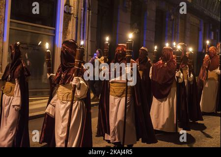 SANTANDER.SPAIN 24.. MÄRZ 2016 Teilnehmer der nächtlichen Prozession des Heiligen Christus des Friedens, die in der Nacht des Gründonnerstags durch die Straßen von Santander Nazarenes gefeiert wird Stockfoto