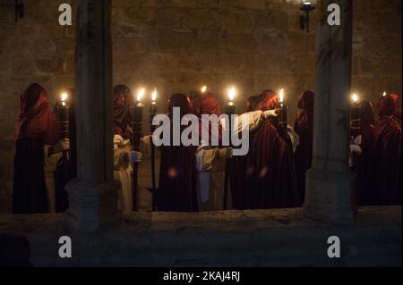 SANTANDER.SPANIEN 24.. MÄRZ 2016 die Teilnehmer der Prozession des Heiligen Christus des Friedens, die in der Nacht des Gründonnerstags in Santander Nazarenes gefeiert wird, überqueren den Kreuzgang der Kathedrale Stockfoto