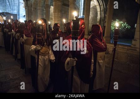 SANTANDER.SPANIEN 24.. MÄRZ 2016 Teilnehmer der Prozession des Heiligen Christus des Friedens, die in der Nacht des Gründonnerstags in Santander Nazarenes gefeiert wird Stockfoto