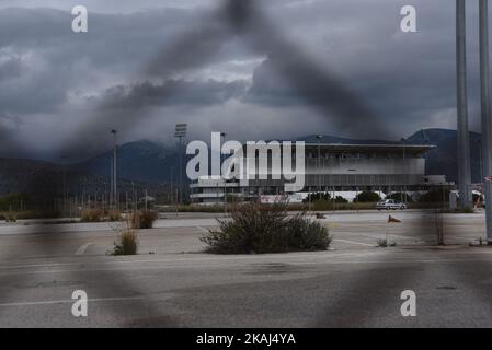 Verlassene ehemalige Hockey-Stadion auf dem alten Flughafen von Hellinikon. Einrichtungen der Olympischen Spiele von Athen 2004 zwölf Jahre nach den Spielen. Am 25. März 2016 in Athen. (Foto von Wassilios Aswestopoulos/NurPhoto) *** Bitte nutzen Sie die Gutschrift aus dem Kreditfeld *** Stockfoto