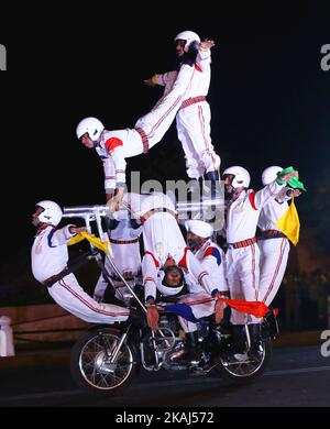 Indian Border Security Force (BSF) Durchführung ihrer Fähigkeiten Radfahren während der Abschlussfeier des "Rajasthan Festival" in Janpath in Jaipur am 30.. März, 2016. (Foto von Vishal Bhatnagar/NurPhoto) *** Bitte nutzen Sie die Gutschrift aus dem Kreditfeld *** Stockfoto