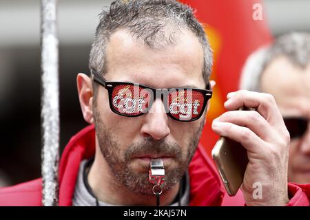 Demonstrator mit Glas-CGT-Gewerkschaft während der Kundgebung am 31. März 2016 im Elsass gegen Bill Working Myriam El Khomri. Es waren heute Morgen etwa 80 Demonstranten in den Straßen von Haguenau und am späten Morgen fast 450 in Colmar vor der Präfektur Haut-Rhin. Heute Nachmittag waren 2000 Menschen am Place de la Bourse in Mulhouse und Straßburg anwesend, zwischen 5000 Personen, Polizei und 9000 laut CGT marschierten durch die Straßen der Innenstadt. (Foto von Elyxandro Cegarra/NurPhoto) *** Bitte nutzen Sie die Gutschrift aus dem Kreditfeld *** Stockfoto