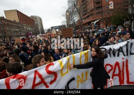 Fast 70000 Gewerkschafter, Angestellte, Jugendliche und Studenten gingen gegen das Gesetz von El-Khomri über Arbeitsreformen auf die Straßen von Touroose. März 31. 2016. Toulouse. Frankreich. (Foto von Alain Pitton/NurPhoto) *** Bitte nutzen Sie die Gutschrift aus dem Kreditfeld *** Stockfoto