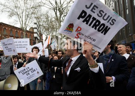 Während einer massiven Demonstration gegen das El-Khomri-Gesetz über Arbeitsreformen halten Männer und Frauen, die in Geschäftsmännern verkleidet sind, ein Plakat mit der Aufschrift „Ich bin ein Chef“, „für eine Woche habe ich 32€ bezahlt“. März 31. 2016. Toulouse. Frankreich. (Foto von Alain Pitton/NurPhoto) *** Bitte nutzen Sie die Gutschrift aus dem Kreditfeld *** Stockfoto