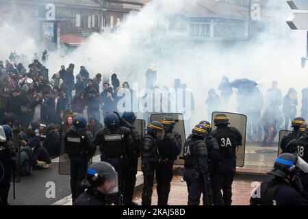 Die Demonstranten werden von Tränengas umschlingt, das von der Bereitschaftspolizei nach einem Protest gegen das El-Khomri-Gesetz über Arbeitsreformen eingeleitet wurde. März 31. 2016. Toulouse. Frankreich. (Foto von Alain Pitton/NurPhoto) *** Bitte nutzen Sie die Gutschrift aus dem Kreditfeld *** Stockfoto