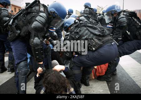 Demonstranten werden von der Bereitschaftspolizei am Ende einer Demonstration gegen das El-Khomri-Gesetz über Arbeitsreformen verhaftet. März 31. 2016. Toulouse. Frankreich. (Foto von Alain Pitton/NurPhoto) *** Bitte nutzen Sie die Gutschrift aus dem Kreditfeld *** Stockfoto