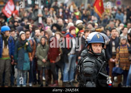 Ein Bereitschaftspolizist während des Endes eines Protests gegen den El-Khomri-Gesetzentwurf über Arbeitsreformen. März 31. 2016. Toulouse. Frankreich. (Foto von Alain Pitton/NurPhoto) *** Bitte nutzen Sie die Gutschrift aus dem Kreditfeld *** Stockfoto