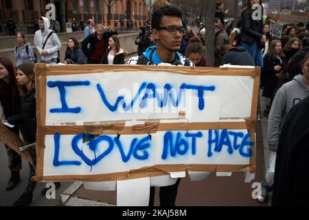 Ein Protestler hält während einer Demonstration gegen den El-Khomri-Gesetzentwurf über Arbeitsreformen ein Banner. März 31. 2016. Toulouse. Frankreich. (Foto von Alain Pitton/NurPhoto) *** Bitte nutzen Sie die Gutschrift aus dem Kreditfeld *** Stockfoto