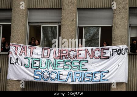 Mitglieder der Nationalen Bildung haben während eines massiven Protestes gegen das El-Khomri-Gesetz über Arbeitsreformen ein Transparent auf ein Gebäude mit der Aufschrift „Notstand für die Jungen in der Schule“ gesetzt. März 31. 2016. Toulouse. Frankreich. (Foto von Alain Pitton/NurPhoto) *** Bitte nutzen Sie die Gutschrift aus dem Kreditfeld *** Stockfoto