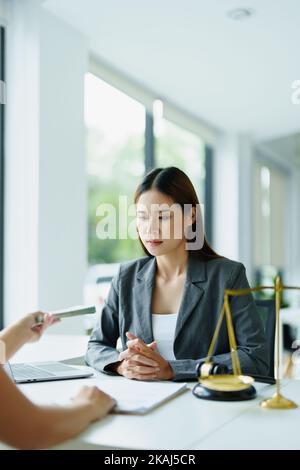 Das Unternehmen zahlt Korruption an Regierungsmitarbeiter, um Verträge zu unterzeichnen. Stockfoto