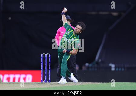 Sydney, Australien. 03.. November 2022. Mohammad Wasim von Pakistan bowelt während des ICC Männer T20 World Cup 2022 Spiels zwischen Pakistan und Südafrika am 3. November 2022 auf dem Sydney Cricket Ground, Sydney, Australien. Foto von Peter Dovgan. Nur zur redaktionellen Verwendung, Lizenz für kommerzielle Nutzung erforderlich. Keine Verwendung bei Wetten, Spielen oder Veröffentlichungen einzelner Clubs/Vereine/Spieler. Kredit: UK Sports Pics Ltd/Alamy Live Nachrichten Stockfoto