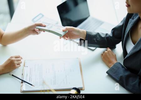 Das Unternehmen zahlt Korruption an Regierungsmitarbeiter, um Verträge zu unterzeichnen. Stockfoto