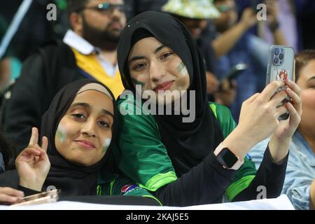 Sydney, Australien. 03.. November 2022. Fans während des ICC Mens T20 World Cup 2022-Spiels zwischen Pakistan und Südafrika am Sydney Cricket Ground, Sydney, Australien, am 3. November 2022. Foto von Peter Dovgan. Nur zur redaktionellen Verwendung, Lizenz für kommerzielle Nutzung erforderlich. Keine Verwendung bei Wetten, Spielen oder Veröffentlichungen einzelner Clubs/Vereine/Spieler. Kredit: UK Sports Pics Ltd/Alamy Live Nachrichten Stockfoto