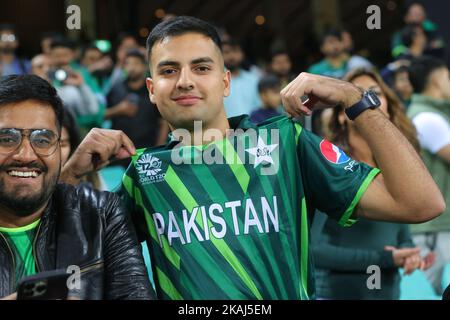 Sydney, Australien. 03.. November 2022. Fans während des ICC Mens T20 World Cup 2022-Spiels zwischen Pakistan und Südafrika am Sydney Cricket Ground, Sydney, Australien, am 3. November 2022. Foto von Peter Dovgan. Nur zur redaktionellen Verwendung, Lizenz für kommerzielle Nutzung erforderlich. Keine Verwendung bei Wetten, Spielen oder Veröffentlichungen einzelner Clubs/Vereine/Spieler. Kredit: UK Sports Pics Ltd/Alamy Live Nachrichten Stockfoto