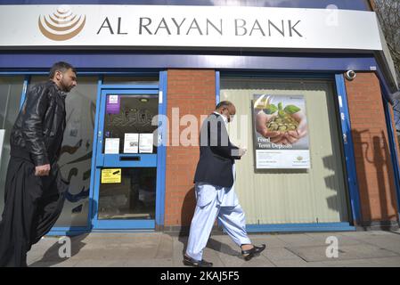 Menschen, die am Mittwoch, dem 30.. März 2016, eine Zweigstelle der Al-Rayan Bank, ehemals Islamic Bank of Britain, in Manchester, Greater Manchester, England, Großbritannien, passieren. Die britische Regulierungsbehörde für den Bankensektor, die Financial Conduct Authority, hat bekannt gegeben, dass sie weniger Beschwerden über Banken erhalten haben. Die britische Regulierungsbehörde für den Bankensektor, die Financial Conduct Authority, hat bekannt gegeben, dass sie weniger Beschwerden über Banken erhalten haben. (Foto von Jonathan Nicholson/NurPhoto) *** Bitte nutzen Sie die Gutschrift aus dem Kreditfeld *** Stockfoto