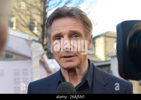 Liam Neeson, ein nordirische Schauspieler, spricht mit den Medien, als er für die diesjährige Ausgabe der IFTA 2016 Film & Drama Awards im Mansion House in Dublin ankommt. Dublin, Irland, am Samstag, den 9. April 2016. Stockfoto