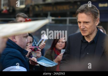 Liam Neeson, ein nordirische Schauspieler, signiert seinen Fans Autogramme, als er für die diesjährige Ausgabe der IFTA 2016 Film & Drama Awards im Mansion House in Dublin ankommt. Dublin, Irland, am Samstag, den 9. April 2016. Stockfoto