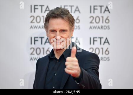 Liam Neeson, ein nordirische Schauspieler, spricht mit den Medien, als er für die diesjährige Ausgabe der IFTA 2016 Film & Drama Awards im Mansion House in Dublin ankommt. Dublin, Irland, am Samstag, den 9. April 2016. Stockfoto