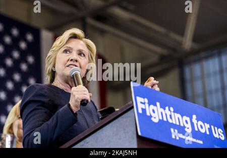 Die demokratische Präsidentschaftskandidatin Hillary Clinton spricht während ihres Wahlkampfes an der Cohoes High School, 4. April 2016 Cohoes, New York, USA. (Foto von Shannon De Celle/NurPhoto) *** Bitte nutzen Sie die Gutschrift aus dem Kreditfeld *** Stockfoto