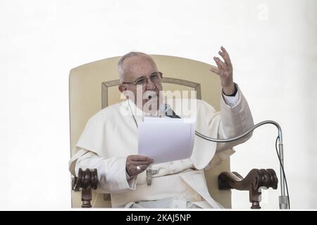 Papst Franziskus hält seine Predigt während einer besonderen Jubiläumsaudienz im Rahmen der laufenden Feierlichkeiten zum Jahr der Barmherzigkeit am 09. April 2016 auf dem Petersplatz in der Vatikanstadt. Papst Franziskus hielt am Sonntagmorgen seine monatliche Jubiläumsaudienz, in der er über die Beziehung zwischen Barmherzigkeit und Almosengabe sprach.(Foto: Giuseppe Ciccia/NurPhoto) *** Bitte benutzen Sie den Credit from Credit Field *** Stockfoto