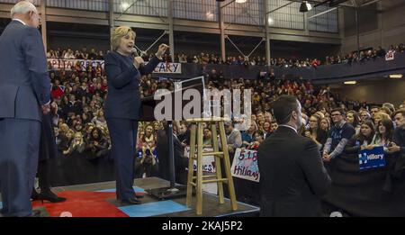 Die demokratische Präsidentschaftskandidatin Hillary Clinton spricht während ihres Wahlkampfes an der Cohoes High School, 4. April 2016 Cohoes, New York, USA. (Foto von Shannon De Celle/NurPhoto) *** Bitte nutzen Sie die Gutschrift aus dem Kreditfeld *** Stockfoto