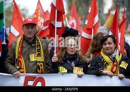 Zwischen 8000 und 12000 Demonstranten gingen gegen den El-Khomri-Gesetzentwurf über Arbeitsreformen auf die Straße. Toulouse, Frankreich am 9. 2016. April. Studenten und Studenten demonstrieren in Toulouse wie anderswo in Frankreich gegen das El-Khomri-Gesetz über Arbeitsreformen. Die Demonstration wurde von Jugendorganisationen und Gewerkschaften aufgerufen. Sie fordern die Rücknahme der Rechnung. Sie sagen, dass die Erleichterung von Entnahmen nicht helfen wird, unter anderem Beschwerden gegen den Gesetzentwurf zu verärgern. Der Gesetzentwurf sieht vor, die Besetzungsmedizin, die Einstellung und Entlassung, die Regeln der wirtschaftlichen Entlassung usw. zu reformieren Stockfoto