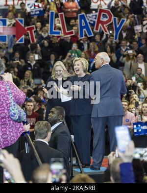 Die demokratische Präsidentschaftskandidatin Hillary Clinton spricht während ihres Wahlkampfes an der Cohoes High School, 4. April 2016 Cohoes, New York, USA. (Foto von Shannon De Celle/NurPhoto) *** Bitte nutzen Sie die Gutschrift aus dem Kreditfeld *** Stockfoto