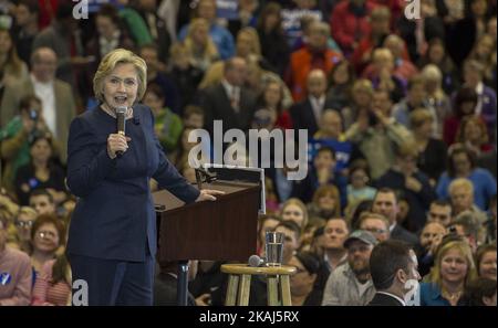 Die demokratische Präsidentschaftskandidatin Hillary Clinton spricht während ihres Wahlkampfes an der Cohoes High School, 4. April 2016 Cohoes, New York, USA. (Foto von Shannon De Celle/NurPhoto) *** Bitte nutzen Sie die Gutschrift aus dem Kreditfeld *** Stockfoto