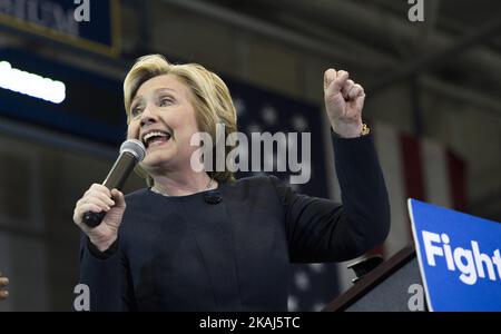 Die demokratische Präsidentschaftskandidatin Hillary Clinton spricht während ihres Wahlkampfes an der Cohoes High School, 4. April 2016 Cohoes, New York, USA. (Foto von Shannon De Celle/NurPhoto) *** Bitte nutzen Sie die Gutschrift aus dem Kreditfeld *** Stockfoto