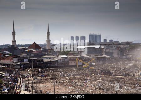 Jakarta, 11. April 2016: Die Regierung von Jakarta beginnt mit dem Abriss des Dorfes Luar Batang in Nord-Jakarta als Teil der Wiederbelebung des flusses ciliwung. Die Regierung von Jakarta plant den Bau eines modernen platzes am Abrissplatz und ist auf den Verkauf von frischem Fisch spezialisiert. (Foto von Donal Husni/NurPhoto) *** Bitte nutzen Sie die Gutschrift aus dem Kreditfeld *** Stockfoto