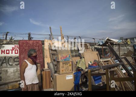 Bewohner des Abbruchdorfes mit seiner Zugehörigkeit, die zu seinem neuen Ort bringen wird, die von der Regierung von Jakarta am 11. April 2016 in Muara Baru-North Jakarta zur Verfügung gestellt wird. Die Regierung von Jakarta begann mit dem Abriss des Dorfes Luar Batang in Nord-Jakarta als Teil der Revitalisierung des flusses ciliwung. Die Regierung von Jakarta plant den Bau eines modernen platzes am Abrissplatz und ist auf den Verkauf von frischem Fisch spezialisiert. (Foto von Donal Husni/NurPhoto) *** Bitte nutzen Sie die Gutschrift aus dem Kreditfeld *** Stockfoto