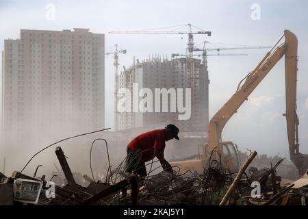 Jakarta, 11. April 2016 : Schächerlooling für Eisen aus der Ruine Gebäude. Die Regierung von Jakarta begann mit dem Abriss des Dorfes Luar Batang in Nord-Jakarta als Teil der Wiederbelebung des flusses ciliwung. Die Regierung von Jakarta plant den Bau eines modernen platzes am Abrissplatz und ist auf den Verkauf von frischem Fisch spezialisiert. (Foto von Donal Husni/NurPhoto) *** Bitte nutzen Sie die Gutschrift aus dem Kreditfeld *** Stockfoto