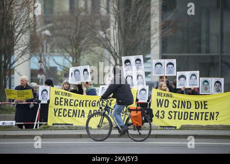 Demonstranten versammelten sich vor dem Kanzleramt, um gegen die Ankunft des mexikanischen Präsidenten Enrique Pena Nieto zu protestieren, der am 26 2016. September 2014 in Berlin, Deutschland, in Ayotzinapa, Mexiko, 43 12 Studenten verschwand. (Foto von Emmanuele Contini/NurPhoto) *** Bitte benutzen Sie die Gutschrift aus dem Kreditfeld *** Stockfoto