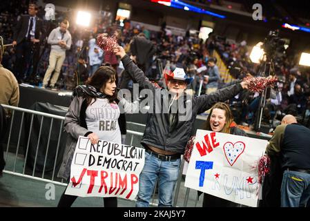 Anhänger von Donald Trump zeigen am 11. April 2016 in Albany, NY, ihre Trump-Ausrüstung vor einer geplanten Rede. (Foto von Zach D Roberts/NurPhoto) *** Bitte nutzen Sie die Gutschrift aus dem Kreditfeld *** Stockfoto