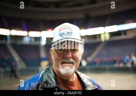 Anhänger von Donald Trump zeigen am 11. April 2016 in Albany, NY, ihre Trump-Ausrüstung vor einer geplanten Rede. (Foto von Zach D Roberts/NurPhoto) *** Bitte nutzen Sie die Gutschrift aus dem Kreditfeld *** Stockfoto