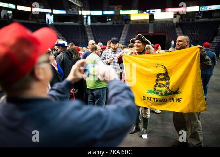 Anhänger von Donald Trump zeigen am 11. April 2016 in Albany, NY, ihre Trump-Ausrüstung vor einer geplanten Rede. (Foto von Zach D Roberts/NurPhoto) *** Bitte nutzen Sie die Gutschrift aus dem Kreditfeld *** Stockfoto