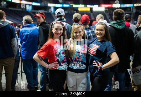 Anhänger von Donald Trump zeigen am 11. April 2016 in Albany, NY, ihre Trump-Ausrüstung vor einer geplanten Rede. (Foto von Zach D Roberts/NurPhoto) *** Bitte nutzen Sie die Gutschrift aus dem Kreditfeld *** Stockfoto