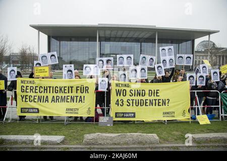 Demonstranten versammelten sich vor dem Kanzleramt, um gegen die Ankunft des mexikanischen Präsidenten Enrique Pena Nieto zu protestieren, der am 26 2016. September 2014 in Berlin, Deutschland, in Ayotzinapa, Mexiko, 43 12 Studenten verschwand. (Foto von Emmanuele Contini/NurPhoto) *** Bitte benutzen Sie die Gutschrift aus dem Kreditfeld *** Stockfoto