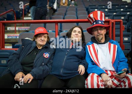 Anhänger von Donald Trump zeigen am 11. April 2016 in Albany, NY, ihre Trump-Ausrüstung vor einer geplanten Rede. (Foto von Zach D Roberts/NurPhoto) *** Bitte nutzen Sie die Gutschrift aus dem Kreditfeld *** Stockfoto