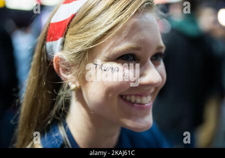 Anhänger von Donald Trump zeigen am 11. April 2016 in Albany, NY, ihre Trump-Ausrüstung vor einer geplanten Rede. (Foto von Zach D Roberts/NurPhoto) *** Bitte nutzen Sie die Gutschrift aus dem Kreditfeld *** Stockfoto