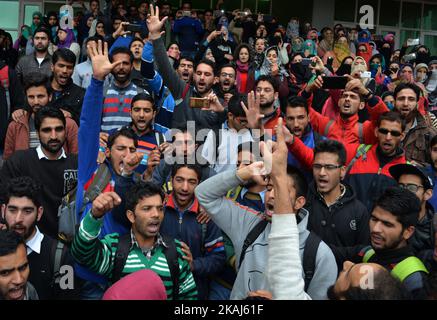 Studenten der Universität Kaschmir protestieren am 11. April 2016 auf dem Campus der Universität Kaschmir gegen die Belästigung von studenten aus kaschmir an verschiedenen indischen Universitäten und Collagen in Srinagar. Während des Halbfinalsspiels der West-Indien-Weltmeisterschaft T20 im NIT (National intitute of Technology) kam es zu einem Zusammenstoß zwischen Studenten kaschmirischer Herkunft und anderen Studenten, die angeblich Indiens Verlust feierten. (Foto von Syed Shahriyar/NurPhoto) *** Bitte nutzen Sie die Gutschrift aus dem Kreditfeld *** Stockfoto