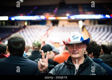 Anhänger von Donald Trump zeigen am 11. April 2016 in Albany, NY, ihre Trump-Ausrüstung vor einer geplanten Rede. (Foto von Zach D Roberts/NurPhoto) *** Bitte nutzen Sie die Gutschrift aus dem Kreditfeld *** Stockfoto