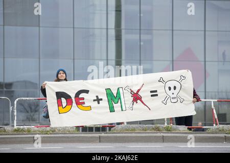 Demonstranten versammelten sich vor dem Kanzleramt, um gegen die Ankunft des mexikanischen Präsidenten Enrique Pena Nieto zu protestieren, der am 26 2016. September 2014 in Berlin, Deutschland, in Ayotzinapa, Mexiko, 43 12 Studenten verschwand. (Foto von Emmanuele Contini/NurPhoto) *** Bitte benutzen Sie die Gutschrift aus dem Kreditfeld *** Stockfoto