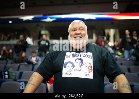 Anhänger von Donald Trump zeigen am 11. April 2016 in Albany, NY, ihre Trump-Ausrüstung vor einer geplanten Rede. (Foto von Zach D Roberts/NurPhoto) *** Bitte nutzen Sie die Gutschrift aus dem Kreditfeld *** Stockfoto