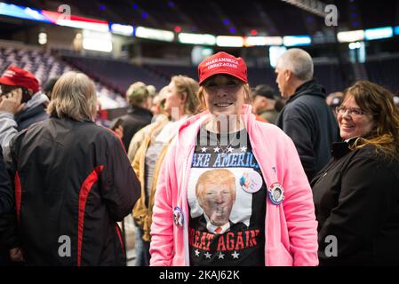 Anhänger von Donald Trump zeigen am 11. April 2016 in Albany, NY, ihre Trump-Ausrüstung vor einer geplanten Rede. (Foto von Zach D Roberts/NurPhoto) *** Bitte nutzen Sie die Gutschrift aus dem Kreditfeld *** Stockfoto