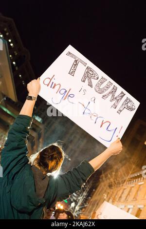 Anti-Trump-Demonstranten warteten auf Trump-Anhänger, als sie am 11. April 2016 das Times Union Center in Albany, NY, eine Woche vor dem republikanischen Primary in New York verließen. (Foto von Zach D Roberts/NurPhoto) *** Bitte nutzen Sie die Gutschrift aus dem Kreditfeld *** Stockfoto