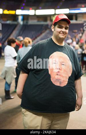 Anhänger von Donald Trump zeigen am 11. April 2016 in Albany, NY, ihre Trump-Ausrüstung vor einer geplanten Rede. (Foto von Zach D Roberts/NurPhoto) *** Bitte nutzen Sie die Gutschrift aus dem Kreditfeld *** Stockfoto